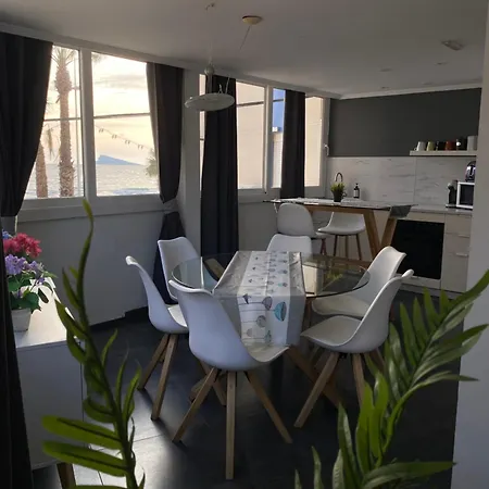 Apartamento Frente Al Mar, Moderno Con Aire Acondicionado, Parking Y Free Wi-fi *