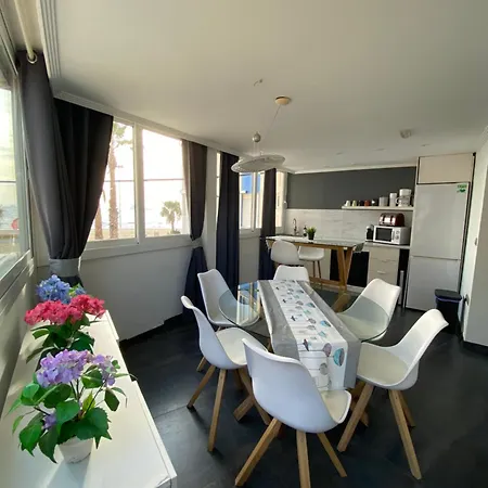 Apartamento Frente Al Mar, Moderno Con Aire Acondicionado, Parking Y Free Wi-fi *